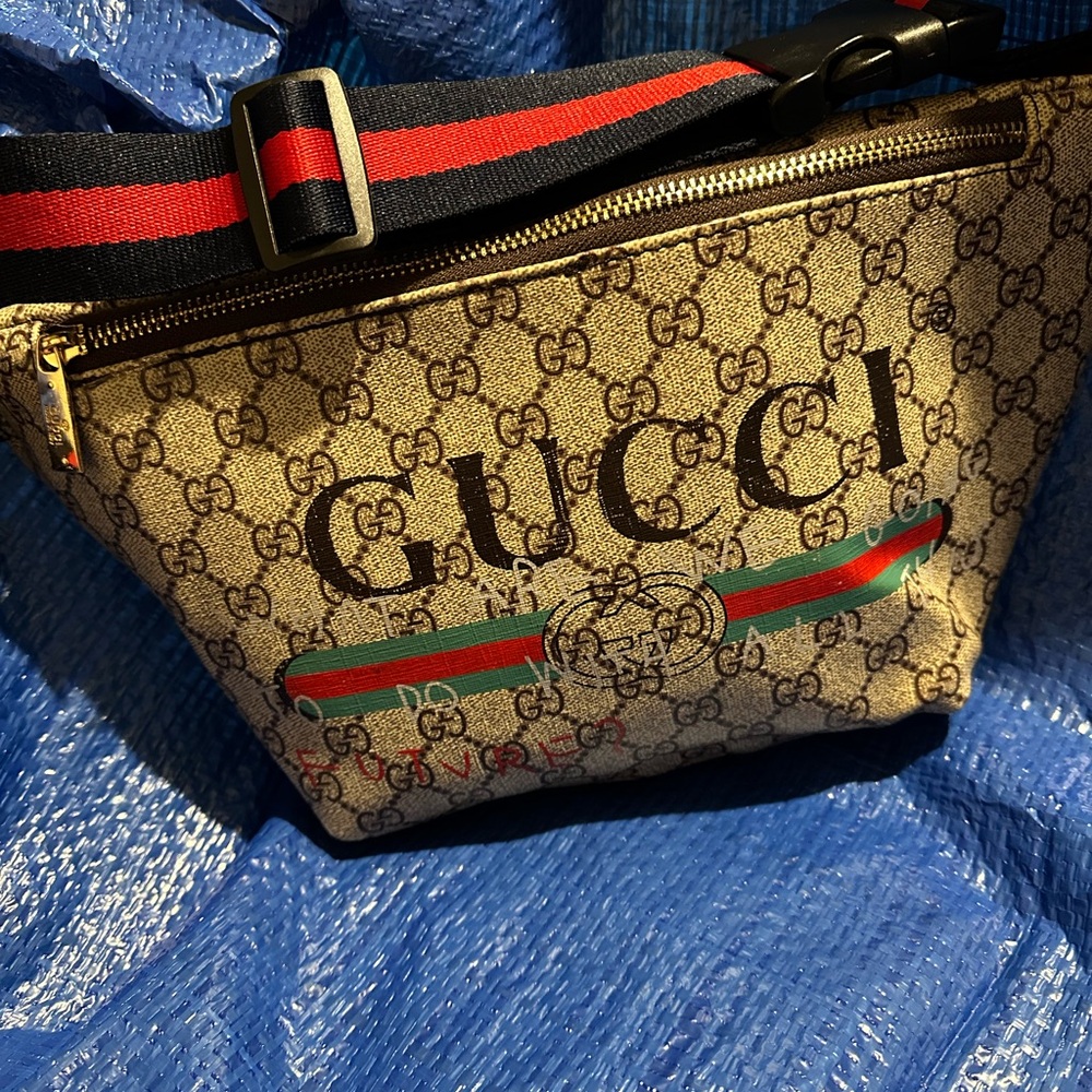 Gucci shoulder and waist back